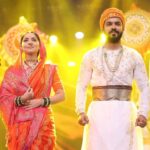 Sonalee Kulkarni Instagram - ३५० व्या शिवराज्याभिषेक सोहळ्याच्या शुभेच्छा! या निमित्ताने प्रस्तुत करत आहोत - प्लॅनेट मराठी प्रस्तुत 'मोगलमर्दिनी छत्रपती ताराराणी' चित्रपटातील कलाकार - छत्रपती शिवाजी महाराजांच्या भूमिकेत @meeswapnil 🚩 छत्रपती संभाजी महाराजांच्या भूमिकेत @sumeetpusavale_official 🚩 आणि छत्रपती राजाराम महाराजांच्या भूमिकेत @aashaykulkarni 🚩 @akshaybardapurkar @metalpowdergirl #PlanetMarathi #Filmfare #chatrapatitararani #Tararani #chatrapatishivajimaharaj #chatrapatisambhajimaharaj #shivrajyabhishek #Raigad