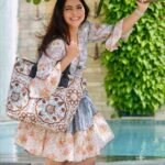 Sonalee Kulkarni Instagram – @amara_handcrafted got you a perfect Rakhi gift with a lucrative offer ! 

BUY 2 GET 1 FREE 

Choose your favourite handbag and order now.. 👜👛👝 #handbags 

#sonaleekulkarni #amarahandcrafted #bags #rakhi #rakshabandhan #gifts