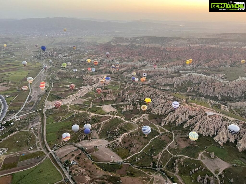 Sonalee Kulkarni Instagram - #postcards from #cappadocia One of the most magical sunrises I’ve seen! Dream come true in landscape mode ! #sonaleekulkarni #cappadocia #birthdaytrip #bucketlist #birthdaypact with @kb_keno turkey #kapadokya #traveller Cappadocia / Kapadokya