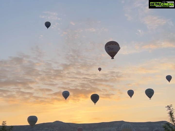 Sonalee Kulkarni Instagram - #postcards from #cappadocia One of the most magical sunrises I’ve seen! Dream come true in landscape mode ! #sonaleekulkarni #cappadocia #birthdaytrip #bucketlist #birthdaypact with @kb_keno turkey #kapadokya #traveller Cappadocia / Kapadokya