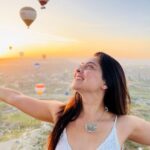 Sonalee Kulkarni Instagram - Bucket list ✔️ and how 🎈 #sonaleekulkarni #cappadocia #birthdaytrip #bucketlist #birthdaypact with @kb_keno #turkey #kapadokya #traveller Cappadocia / Kapadokya