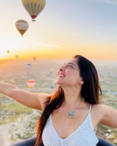 Sonalee Kulkarni Instagram - Bucket list ✔️ and how 🎈

#sonaleekulkarni #cappadocia #birthdaytrip #bucketlist #birthdaypact with @kb_keno #turkey #kapadokya #traveller