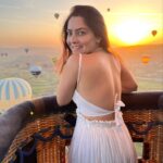 Sonalee Kulkarni Instagram - Bucket list ✔️ and how 🎈 #sonaleekulkarni #cappadocia #birthdaytrip #bucketlist #birthdaypact with @kb_keno #turkey #kapadokya #traveller Cappadocia / Kapadokya
