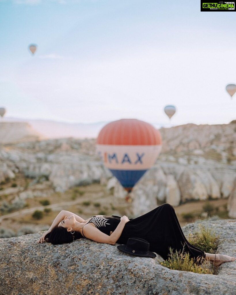 Sonalee Kulkarni Instagram - I could talk about Cappadocia until you’re balloon in the face. Photography by @mervekansuphotographer #sonaleekulkarni #cappadocia #kapadokya #turkey #birthday #birthdaypact #birthdaymonth #traveller #travelphotography Cappadocia / Kapadokya