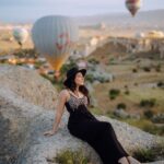 Sonalee Kulkarni Instagram – ज़रा 🎩 के ….

Photoshoot by @mervekansuphotographer 

#sonaleekulkarni #cappadocia #kapadokya #turkey #photo #hotairballoon #photography 
#black #dress #hat #rocks #birthdaypact #birthdaytrip Göreme, Cappadocia