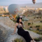 Sonalee Kulkarni Instagram - ज़रा 🎩 के …. Photoshoot by @mervekansuphotographer #sonaleekulkarni #cappadocia #kapadokya #turkey #photo #hotairballoon #photography #black #dress #hat #rocks #birthdaypact #birthdaytrip Göreme, Cappadocia