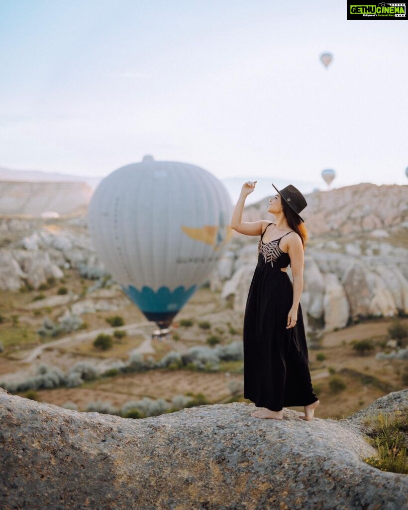Sonalee Kulkarni Instagram - ज़रा 🎩 के …. Photoshoot by @mervekansuphotographer #sonaleekulkarni #cappadocia #kapadokya #turkey #photo #hotairballoon #photography #black #dress #hat #rocks #birthdaypact #birthdaytrip Göreme, Cappadocia
