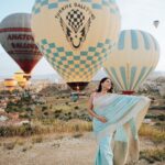 Sonalee Kulkarni Instagram - #cappadocia फोटोशूटसाठी खूप लोकप्रिय आहे, जगभरातून लोक इथे येतात, #hotairballoons 🎈साठी। मॉडेल्स, नववधू, त्यांच्या शूटसाठी, विंटेज कार आणि फ्लोइंग गाउन भाड्याने घेतात. मी #mervekansuphotographer हिच्या बरोबर एक क्रॉस कल्चर छायाचित्रीकरण केले! मी आपली भारतीय संस्कृतिचे प्रतिनिधित्व करणारी साडी परिधान करणे निवडले ज्यात 👗 या ड्रेसच्या लांब ट्रेलच्या ऐवजी हा लांब पदर होता वाहत होता तुर्की च्या सुंदर पार्श्वभूमीवर! #Kapadokya is very popular for photoshoots, people from all over the world come here, for the hot air balloons, either a ride in them or getting photographed in different valleys where the balloons sway around beautifully every morning (during summer, if the wind permits). Models, soon to be brides/grooms, rent out vintage cars and flowing gowns and hire a photographer for their shoots. So, me and @mervekansuphotographer collaborated for a cross culture photoshoot here! I chose to represent #indianculture wearing a #sari🥻with a long pallu ditching the long trail of a dress 👗 At the beautiful backdrop of Turkish bedrocks and castles and of courses the colourful balloons! #sonaleekulkarni #turkey #marathimulgi #traveller #birthdaymonth #birthdaypact #bucketlist #dreamcometrue Cappadocia / Kapadokya