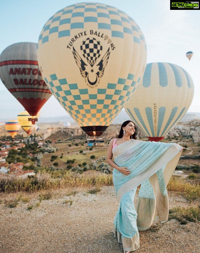 Sonalee Kulkarni Instagram - #cappadocia फोटोशूटसाठी खूप लोकप्रिय आहे, जगभरातून लोक इथे येतात, #hotairballoons 🎈साठी। मॉडेल्स, नववधू, त्यांच्या शूटसाठी, विंटेज कार आणि फ्लोइंग गाउन भाड्याने घेतात. मी #mervekansuphotographer हिच्या बरोबर एक क्रॉस कल्चर छायाचित्रीकरण केले! मी आपली भारतीय संस्कृतिचे प्रतिनिधित्व करणारी साडी परिधान करणे निवडले ज्यात 👗 या ड्रेसच्या लांब ट्रेलच्या ऐवजी हा लांब पदर होता वाहत होता तुर्की च्या सुंदर पार्श्वभूमीवर! #Kapadokya is very popular for photoshoots, people from all over the world come here, for the hot air balloons, either a ride in them or getting photographed in different valleys where the balloons sway around beautifully every morning (during summer, if the wind permits). Models, soon to be brides/grooms, rent out vintage cars and flowing gowns and hire a photographer for their shoots. So, me and @mervekansuphotographer collaborated for a cross culture photoshoot here! I chose to represent #indianculture wearing a #sari🥻with a long pallu ditching the long trail of a dress 👗 At the beautiful backdrop of Turkish bedrocks and castles and of courses the colourful balloons! #sonaleekulkarni #turkey #marathimulgi #traveller #birthdaymonth #birthdaypact #bucketlist #dreamcometrue Cappadocia / Kapadokya