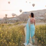Sonalee Kulkarni Instagram - #cappadocia फोटोशूटसाठी खूप लोकप्रिय आहे, जगभरातून लोक इथे येतात, #hotairballoons 🎈साठी। मॉडेल्स, नववधू, त्यांच्या शूटसाठी, विंटेज कार आणि फ्लोइंग गाउन भाड्याने घेतात. मी #mervekansuphotographer हिच्या बरोबर एक क्रॉस कल्चर छायाचित्रीकरण केले! मी आपली भारतीय संस्कृतिचे प्रतिनिधित्व करणारी साडी परिधान करणे निवडले ज्यात 👗 या ड्रेसच्या लांब ट्रेलच्या ऐवजी हा लांब पदर होता वाहत होता तुर्की च्या सुंदर पार्श्वभूमीवर! #Kapadokya is very popular for photoshoots, people from all over the world come here, for the hot air balloons, either a ride in them or getting photographed in different valleys where the balloons sway around beautifully every morning (during summer, if the wind permits). Models, soon to be brides/grooms, rent out vintage cars and flowing gowns and hire a photographer for their shoots. So, me and @mervekansuphotographer collaborated for a cross culture photoshoot here! I chose to represent #indianculture wearing a #sari🥻with a long pallu ditching the long trail of a dress 👗 At the beautiful backdrop of Turkish bedrocks and castles and of courses the colourful balloons! #sonaleekulkarni #turkey #marathimulgi #traveller #birthdaymonth #birthdaypact #bucketlist #dreamcometrue Cappadocia / Kapadokya