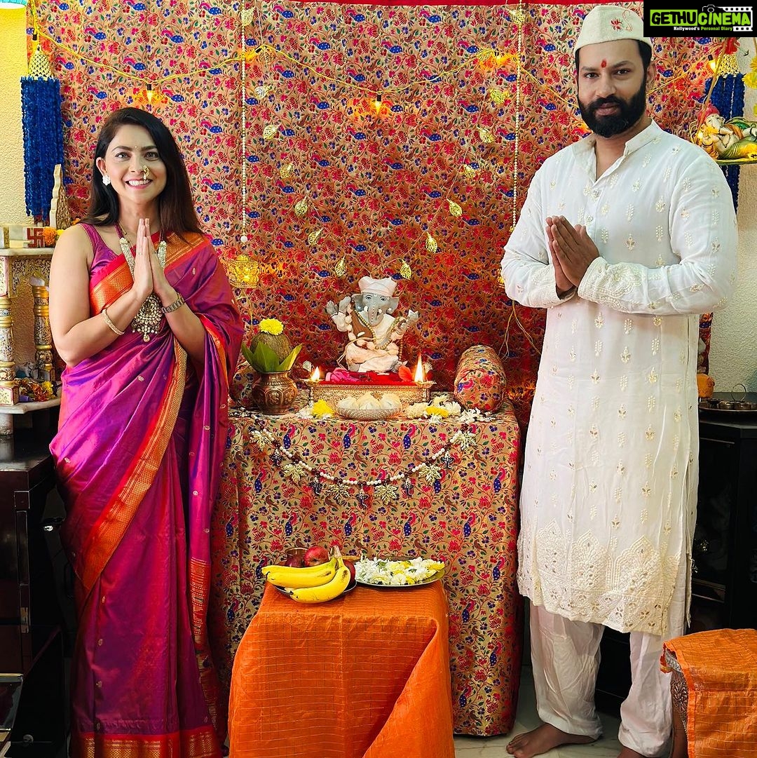 Sonalee Kulkarni Instagram - तुकोबाप्पा 🙏🏻 माझा बाप्पा …माझा तुकोबा 🙏🏻 #sonaleekulkarni #ganeshotsav #ganpatibappamorya #majhabappa #ganeshchaturthi #marathimulgi Paithani decor @navinyas_handloom Ukadiche modak @sanvaaronlineshopee Pune, Maharashtra