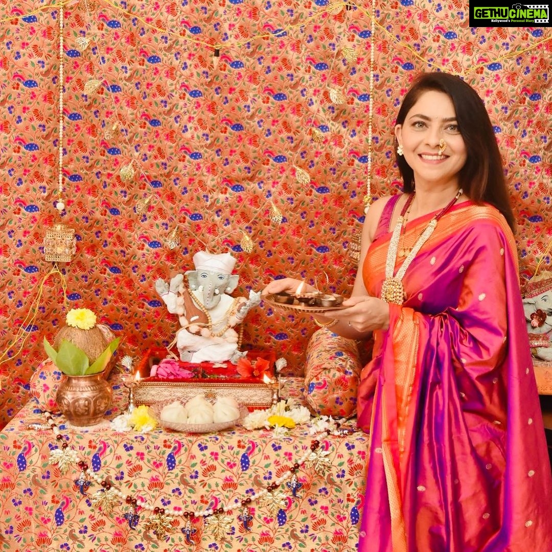 Sonalee Kulkarni Instagram - तुकोबाप्पा 🙏🏻 माझा बाप्पा …माझा तुकोबा 🙏🏻 #sonaleekulkarni #ganeshotsav #ganpatibappamorya #majhabappa #ganeshchaturthi #marathimulgi Paithani decor @navinyas_handloom Ukadiche modak @sanvaaronlineshopee Pune, Maharashtra