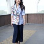 Sonalee Kulkarni Instagram – श्रावणाचं ऊन 🩵💙🤍

Styled by @sshorewala 
Blazer by @ravneetkaurunzan 
Photographer @suraj_sb__ 
#sonaleekulkarni #marathimulgi 
#pants #pantsuit #blue #blazer