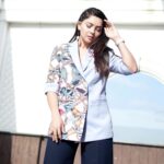 Sonalee Kulkarni Instagram - श्रावणाचं ऊन 🩵💙🤍 Styled by @sshorewala Blazer by @ravneetkaurunzan Photographer @suraj_sb__ #sonaleekulkarni #marathimulgi #pants #pantsuit #blue #blazer