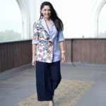 Sonalee Kulkarni Instagram – श्रावणाचं ऊन 🩵💙🤍

Styled by @sshorewala 
Blazer by @ravneetkaurunzan 
Photographer @suraj_sb__ 
#sonaleekulkarni #marathimulgi 
#pants #pantsuit #blue #blazer