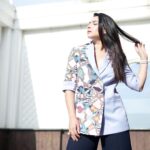 Sonalee Kulkarni Instagram - श्रावणाचं ऊन 🩵💙🤍 Styled by @sshorewala Blazer by @ravneetkaurunzan Photographer @suraj_sb__ #sonaleekulkarni #marathimulgi #pants #pantsuit #blue #blazer