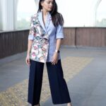 Sonalee Kulkarni Instagram – श्रावणाचं ऊन 🩵💙🤍

Styled by @sshorewala 
Blazer by @ravneetkaurunzan 
Photographer @suraj_sb__ 
#sonaleekulkarni #marathimulgi 
#pants #pantsuit #blue #blazer