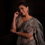 Sonalee Kulkarni Instagram - 🩶 Styled by @sshorewala Outfit by @designerkaran88 Photographer @suraj_sb__ #sonaleekulkarni #sareelove #steelgrey #grey #gray #sari