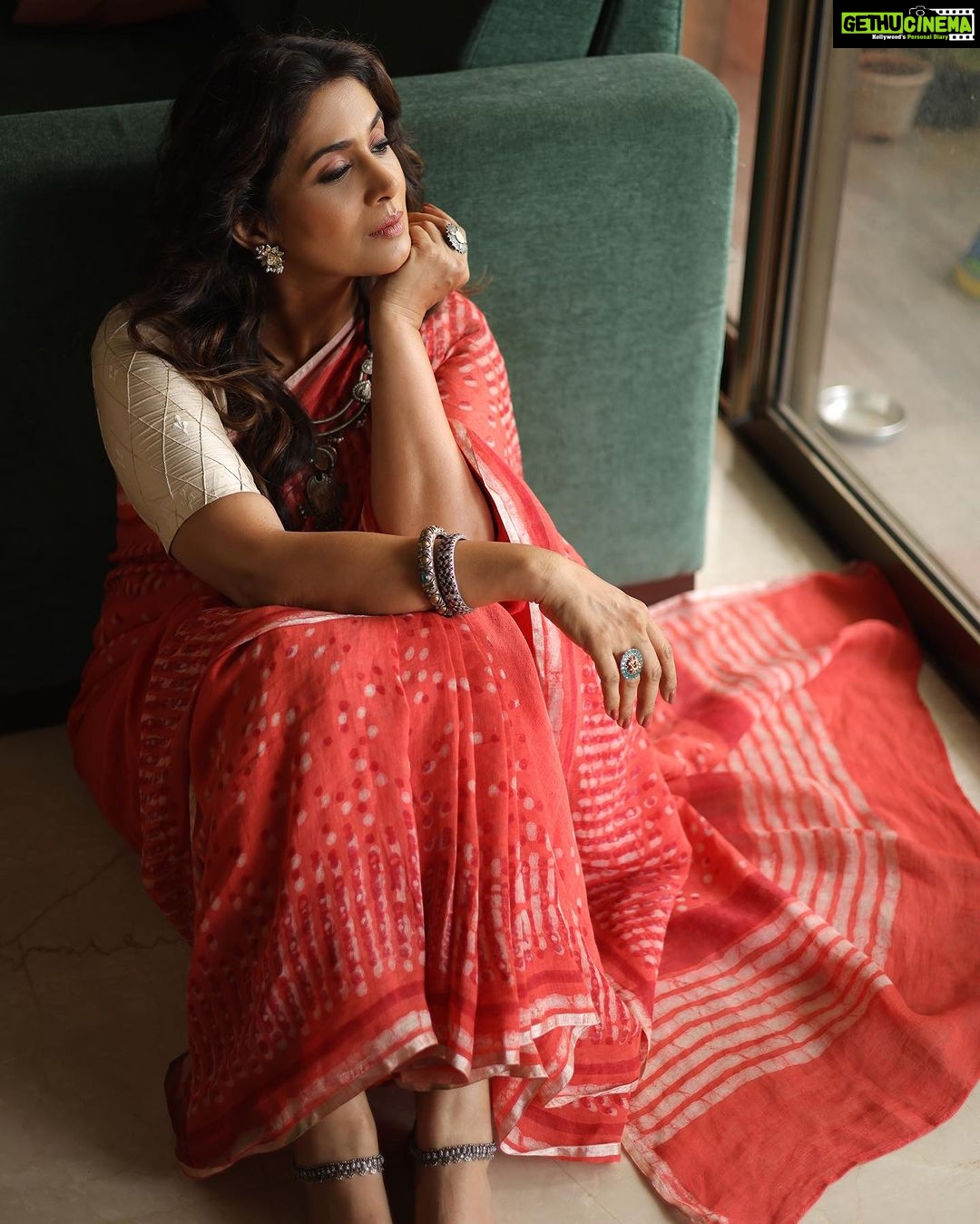 Sonali Kulkarni Instagram - शायद.. . . . Styled by: @prachethestylist Assisted by @mansixix and @stylingbyree Saree: @anavila_m Jewellery: @azotiique @rahejavarun Hair : @hairby_vidhya Makeup : @muabyshailesh 📸 : @shrutisbagwe