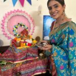 Sonali Kulkarni Instagram – देखोनि चिंता हरे..
🙏🙏🌸 

#ganpatibappamorya Home