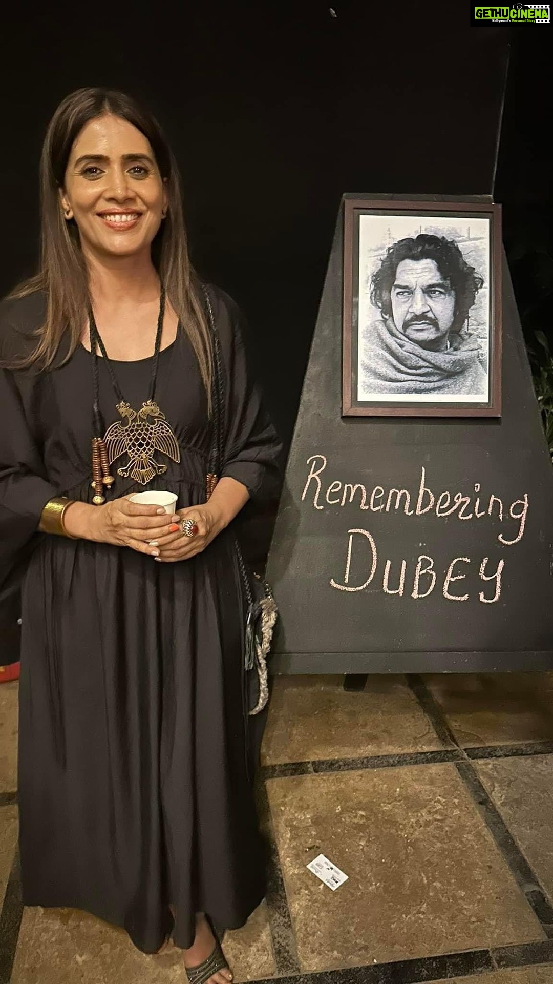 Sonali Kulkarni Instagram - About last evening .. the most memorable one 🥰 A tribute to our beloved Dubey ji ❤️💕🥰… an evening well spent with @neenakulkarni @divya_jagdaleofficial @niveditabhattacharya.official @naseeruddin49 @ratnapathakshah @sameerjoshi1411 @suhitathatte @trishla.patel_tpot Prithvi House