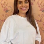 Sonali Kulkarni Instagram - Thank you for your heartfelt wishes @sonalikul means a lot to us! 🙌🏻❤️ #gaarava #sonalikulkarni #milindingle #kishorkadam #25yearsofgaarava #25years #celebration #silverjubilee #monsoon #rains