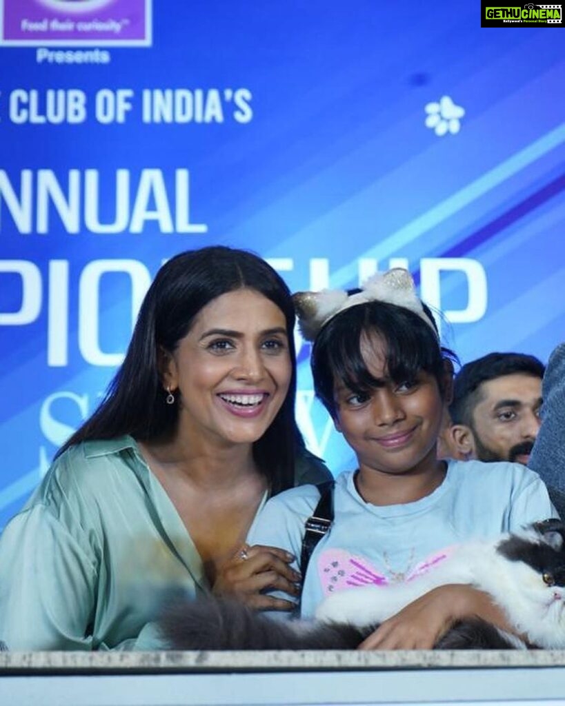 Sonali Kulkarni Instagram - Few weeks ago I was invited to this unique ‘Annual championship cat show’ 🤩 The place was filled with beautiful meows, stunning cats and cute kittens 🐱 🐈‍⬛ There were many proud cat families who wanted their cat to get clicked with me and Kaveri 🥰 Congratulations to the winners 😍 and participants as well.. Kudos to the organisers, @droolsindia , @signaturepetfoods and @felineclubofindia for putting up a beautiful cat show. The event was exceptionally non chaotic, well disciplined. They took really good care of most important thing - our dear tails 🐈 Really looking forward to attending this show wherever it happens next , anywhere in India or abroad. More power to the entire team ! Thank you Drools for wonderful treats, Sparkle relished all 🐱 Needless to say Kaveri enjoyed this the most, she was the happiest. She rarely accompanies me to my events but this was something I got to attend because of her. Thank you Kaveri for introducing me to the world of cats 🐱 😻 Mumbai - मुंबई