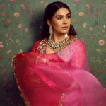 Sonali Kulkarni Instagram - High on this still ✨⚡️✨💖 . . . Styled by - @prachethestylist Assisted by - @styledby_bhakti @stylistmanasi Outfit - @nidhi.y.sarda Jewlery - @neelkanthjewellerspvtltd @stylelinepk Hair - @hairby_vidhya Makeup- @muabyshailesh Photos - @shrutisbagwe