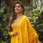 Sonali Kulkarni Instagram – श्रावण 💛🌿

Styled by : @prachethestylist
Assisted by: @styledby_bhakti
Outfit : @vasavishahlabel
@auorstudio 
Hair : @hairby_vidhya 
📸 : @pranavsane Pune City