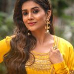 Sonali Kulkarni Instagram – श्रावण 💛🌿

Styled by : @prachethestylist
Assisted by: @styledby_bhakti
Outfit : @vasavishahlabel
@auorstudio 
Hair : @hairby_vidhya 
📸 : @pranavsane Pune City