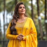 Sonali Kulkarni Instagram – श्रावण 💛🌿

Styled by : @prachethestylist
Assisted by: @styledby_bhakti
Outfit : @vasavishahlabel
@auorstudio 
Hair : @hairby_vidhya 
📸 : @pranavsane Pune City