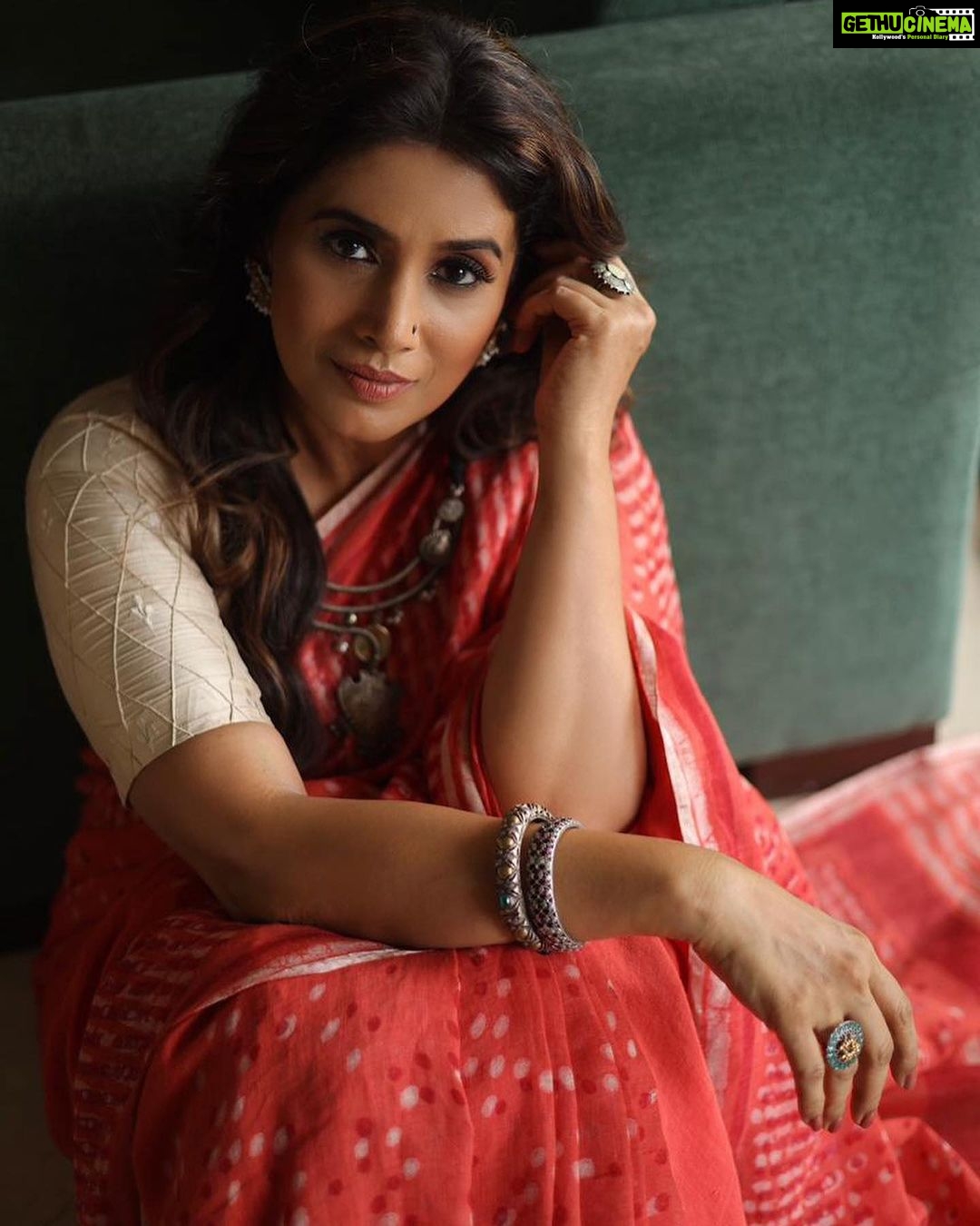 Sonali Kulkarni Instagram - शायद.. . . . Styled by: @prachethestylist Assisted by @mansixix and @stylingbyree Saree: @anavila_m Jewellery: @azotiique @rahejavarun Hair : @hairby_vidhya Makeup : @muabyshailesh 📸 : @shrutisbagwe