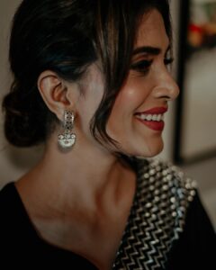 Sonali Kulkarni Instagram - क्या किजिए.. ❤️❤️

Styled by : @prachethestylist 
Jewellery: @the_bling_girll X @offbeatmediain
Saree:  @vasavishahlabel
@auorstudio
Hair : @hairby_vidhya
Makeup : @jaywantthakare
📸 : @yogesh_suryavanshi_photography
Assisted by @harmeet_matta