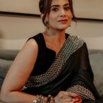 Sonali Kulkarni Instagram - क्या किजिए.. ❤️❤️ Styled by : @prachethestylist Jewellery: @the_bling_girll X @offbeatmediain Saree: @vasavishahlabel @auorstudio Hair : @hairby_vidhya Makeup : @jaywantthakare 📸 : @yogesh_suryavanshi_photography Assisted by @harmeet_matta
