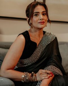 Sonali Kulkarni Instagram - क्या किजिए.. ❤️❤️

Styled by : @prachethestylist 
Jewellery: @the_bling_girll X @offbeatmediain
Saree:  @vasavishahlabel
@auorstudio
Hair : @hairby_vidhya
Makeup : @jaywantthakare
📸 : @yogesh_suryavanshi_photography
Assisted by @harmeet_matta