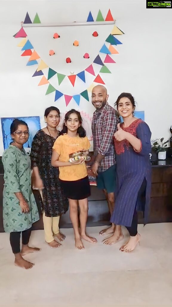 Sonali Kulkarni Instagram - 🤩 जोरदार तयारी सुरू झाली आहे.. चर्चाच जास्त 😂 उद्यावर येऊन ठेपला गणेशोत्सव.. नचिकेत, रूपाली, शीला, कावेरी.. शाब्बास फॅार द स्पिरीट 🥰 स्पार्कल पण 😉🐈‍⬛ #ganpati #ganpatibappamorya #ganpatidecoration Home