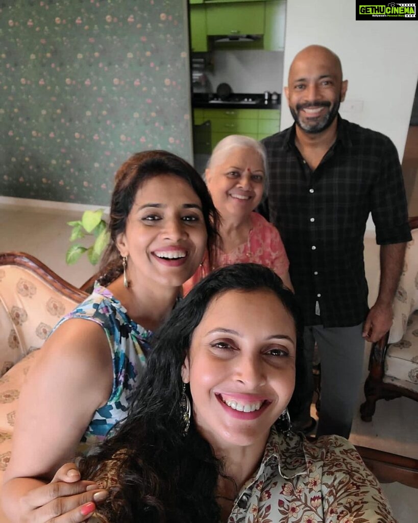 Sonali Kulkarni Instagram - Happy Birthday my gorgeous partner in glamour beauty food art kindness families and life in short.. Wishing you a more wonderful year than your spirit.. Happy birthday busy hands 😘♥🤗🥰 Love only 🌈