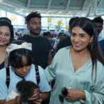 Sonali Kulkarni Instagram - Few weeks ago I was invited to this unique ‘Annual championship cat show’ 🤩 The place was filled with beautiful meows, stunning cats and cute kittens 🐱 🐈‍⬛ There were many proud cat families who wanted their cat to get clicked with me and Kaveri 🥰 Congratulations to the winners 😍 and participants as well.. Kudos to the organisers, @droolsindia , @signaturepetfoods and @felineclubofindia for putting up a beautiful cat show. The event was exceptionally non chaotic, well disciplined. They took really good care of most important thing - our dear tails 🐈 Really looking forward to attending this show wherever it happens next , anywhere in India or abroad. More power to the entire team ! Thank you Drools for wonderful treats, Sparkle relished all 🐱 Needless to say Kaveri enjoyed this the most, she was the happiest. She rarely accompanies me to my events but this was something I got to attend because of her. Thank you Kaveri for introducing me to the world of cats 🐱 😻 Mumbai - मुंबई
