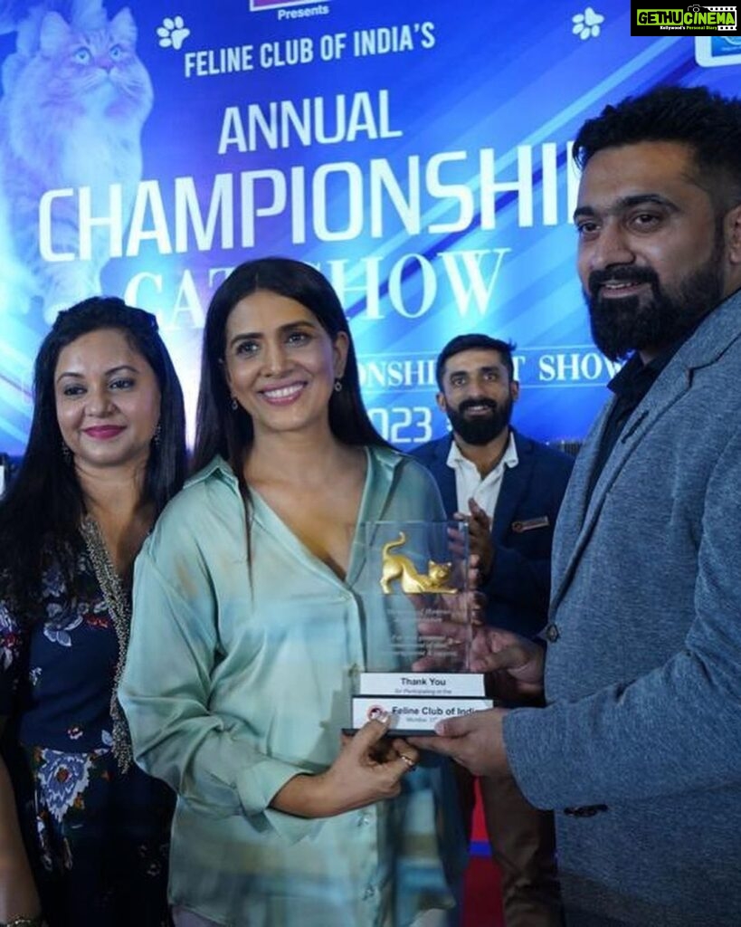Sonali Kulkarni Instagram - Few weeks ago I was invited to this unique ‘Annual championship cat show’ 🤩 The place was filled with beautiful meows, stunning cats and cute kittens 🐱 🐈‍⬛ There were many proud cat families who wanted their cat to get clicked with me and Kaveri 🥰 Congratulations to the winners 😍 and participants as well.. Kudos to the organisers, @droolsindia , @signaturepetfoods and @felineclubofindia for putting up a beautiful cat show. The event was exceptionally non chaotic, well disciplined. They took really good care of most important thing - our dear tails 🐈 Really looking forward to attending this show wherever it happens next , anywhere in India or abroad. More power to the entire team ! Thank you Drools for wonderful treats, Sparkle relished all 🐱 Needless to say Kaveri enjoyed this the most, she was the happiest. She rarely accompanies me to my events but this was something I got to attend because of her. Thank you Kaveri for introducing me to the world of cats 🐱 😻 Mumbai - मुंबई