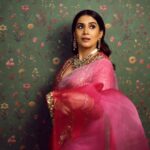 Sonali Kulkarni Instagram - It’s the glamour that lies in your confidence… ✨ . . . . Styled by : @prachethestylist Assisted by : @styledby_bhakti @stylistmanasi Outfit : @nidhi.y.sarda Jewlery : @neelkanthjewellerspvtltd Hair : @hairby_vidhya Makeup: @muabyshailesh 📸 : @shrutisbagwe