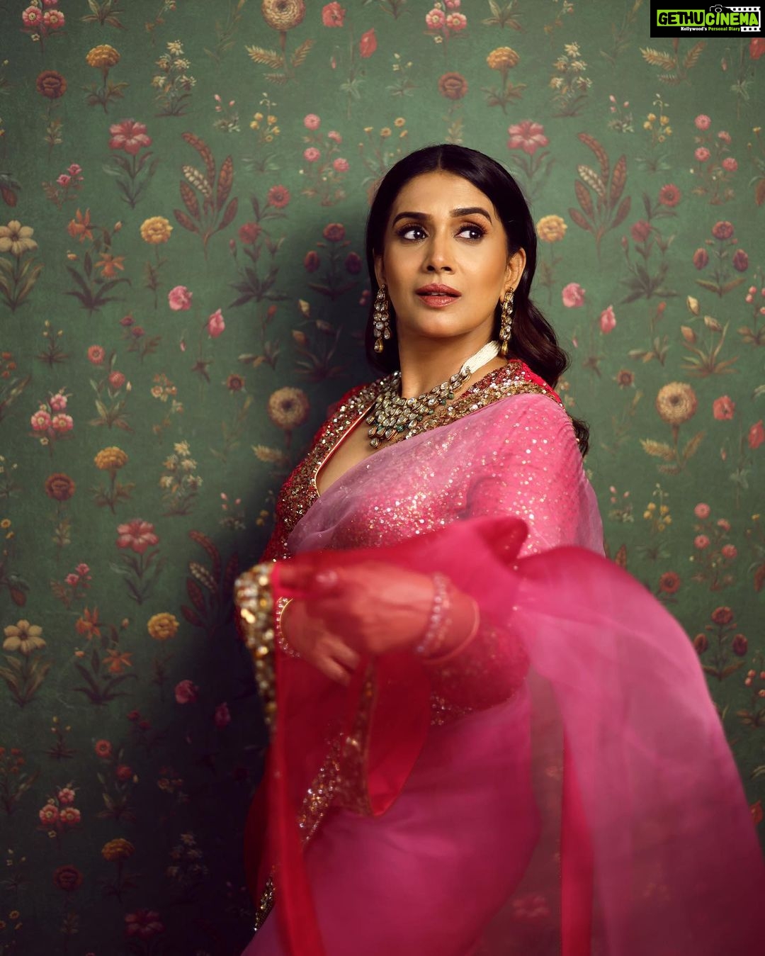 Sonali Kulkarni Instagram - It’s the glamour that lies in your confidence… ✨ . . . . Styled by : @prachethestylist Assisted by : @styledby_bhakti @stylistmanasi Outfit : @nidhi.y.sarda Jewlery : @neelkanthjewellerspvtltd Hair : @hairby_vidhya Makeup: @muabyshailesh 📸 : @shrutisbagwe