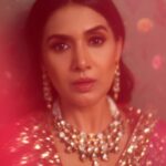Sonali Kulkarni Instagram - It’s the glamour that lies in your confidence… ✨ . . . . Styled by : @prachethestylist Assisted by : @styledby_bhakti @stylistmanasi Outfit : @nidhi.y.sarda Jewlery : @neelkanthjewellerspvtltd Hair : @hairby_vidhya Makeup: @muabyshailesh 📸 : @shrutisbagwe