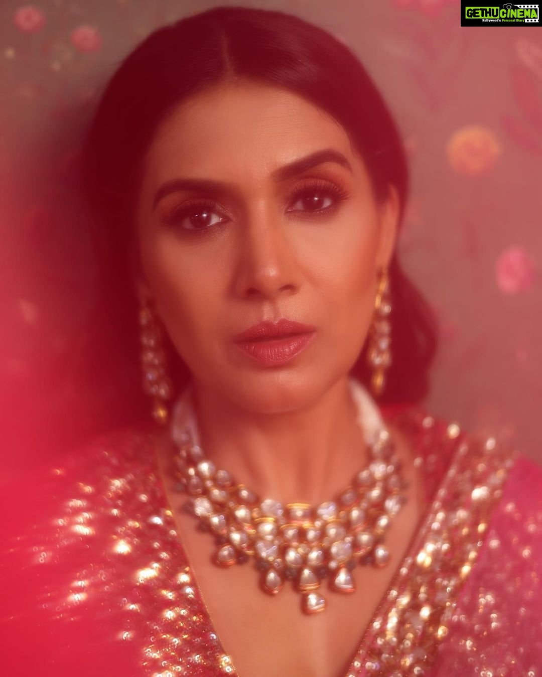 Sonali Kulkarni Instagram - It’s the glamour that lies in your confidence… ✨ . . . . Styled by : @prachethestylist Assisted by : @styledby_bhakti @stylistmanasi Outfit : @nidhi.y.sarda Jewlery : @neelkanthjewellerspvtltd Hair : @hairby_vidhya Makeup: @muabyshailesh 📸 : @shrutisbagwe