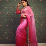 Sonali Kulkarni Instagram - It’s the glamour that lies in your confidence… ✨ . . . . Styled by : @prachethestylist Assisted by : @styledby_bhakti @stylistmanasi Outfit : @nidhi.y.sarda Jewlery : @neelkanthjewellerspvtltd Hair : @hairby_vidhya Makeup: @muabyshailesh 📸 : @shrutisbagwe