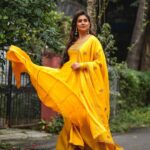Sonali Kulkarni Instagram - श्रावण 💛🌿 Styled by : @prachethestylist Assisted by: @styledby_bhakti Outfit : @vasavishahlabel @auorstudio Hair : @hairby_vidhya 📸 : @pranavsane Pune City