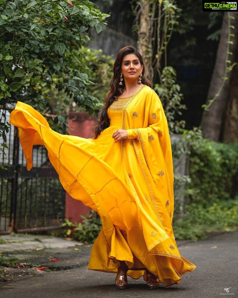 Sonali Kulkarni Instagram - श्रावण 💛🌿 Styled by : @prachethestylist Assisted by: @styledby_bhakti Outfit : @vasavishahlabel @auorstudio Hair : @hairby_vidhya 📸 : @pranavsane Pune City