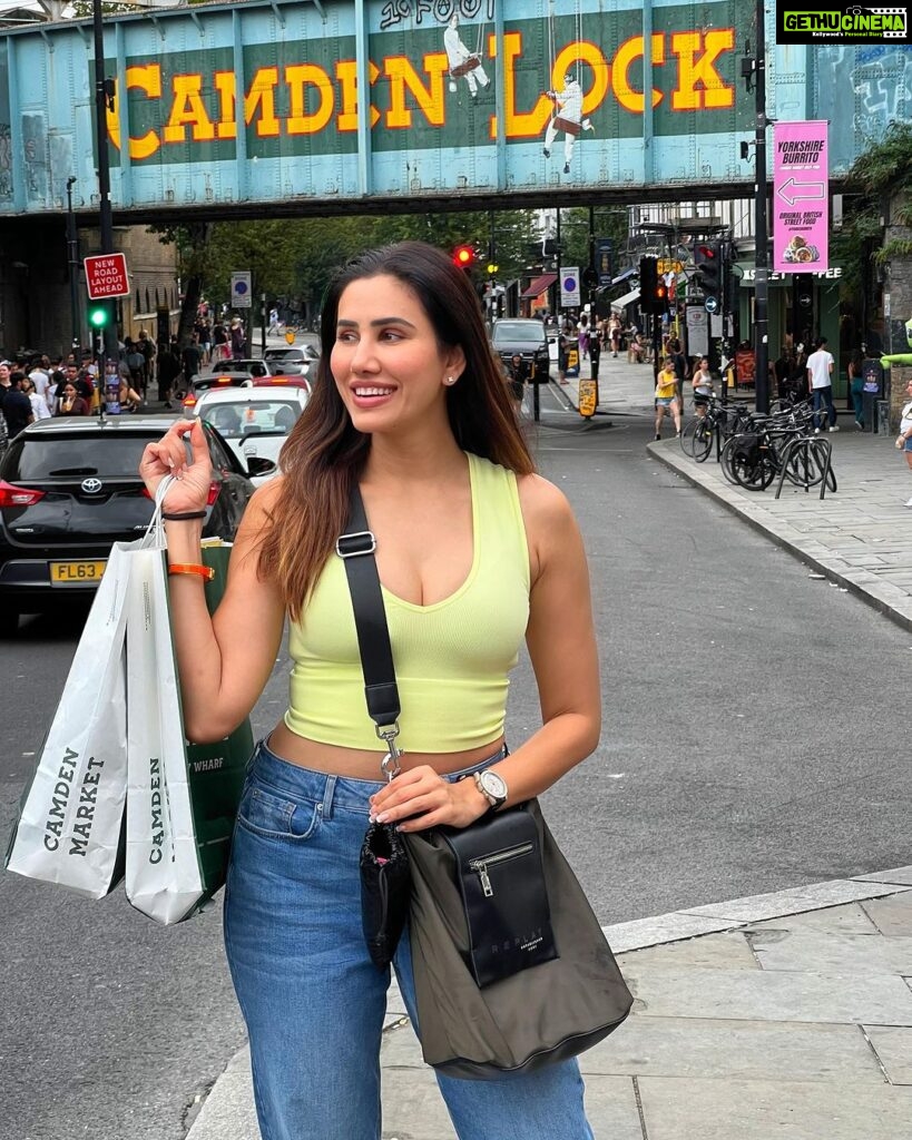 Sonnalli Seygall Instagram - *Throwback alert* Last Sunday I was in Camden market 🫶 Oh bless you modern science that we can travel countries In a matter of hours and then experience them later, whenever! #Grateful That’s the pro of it all. The biggest con for me personally is being so obsessed by it that we forget to live in the moment! #mindfulmoments Travel tip- This is a must do when in #london ! #CamdenMarket is so charming with the most quaint boutiques and the best food variety ever 🤤 Happy Sunday y’all ❤️ #sundaymotivation #throwback #londondiaries #travelgirl #traveltips #travelwithsonnalli #thingstodoinlondon #sundayfun