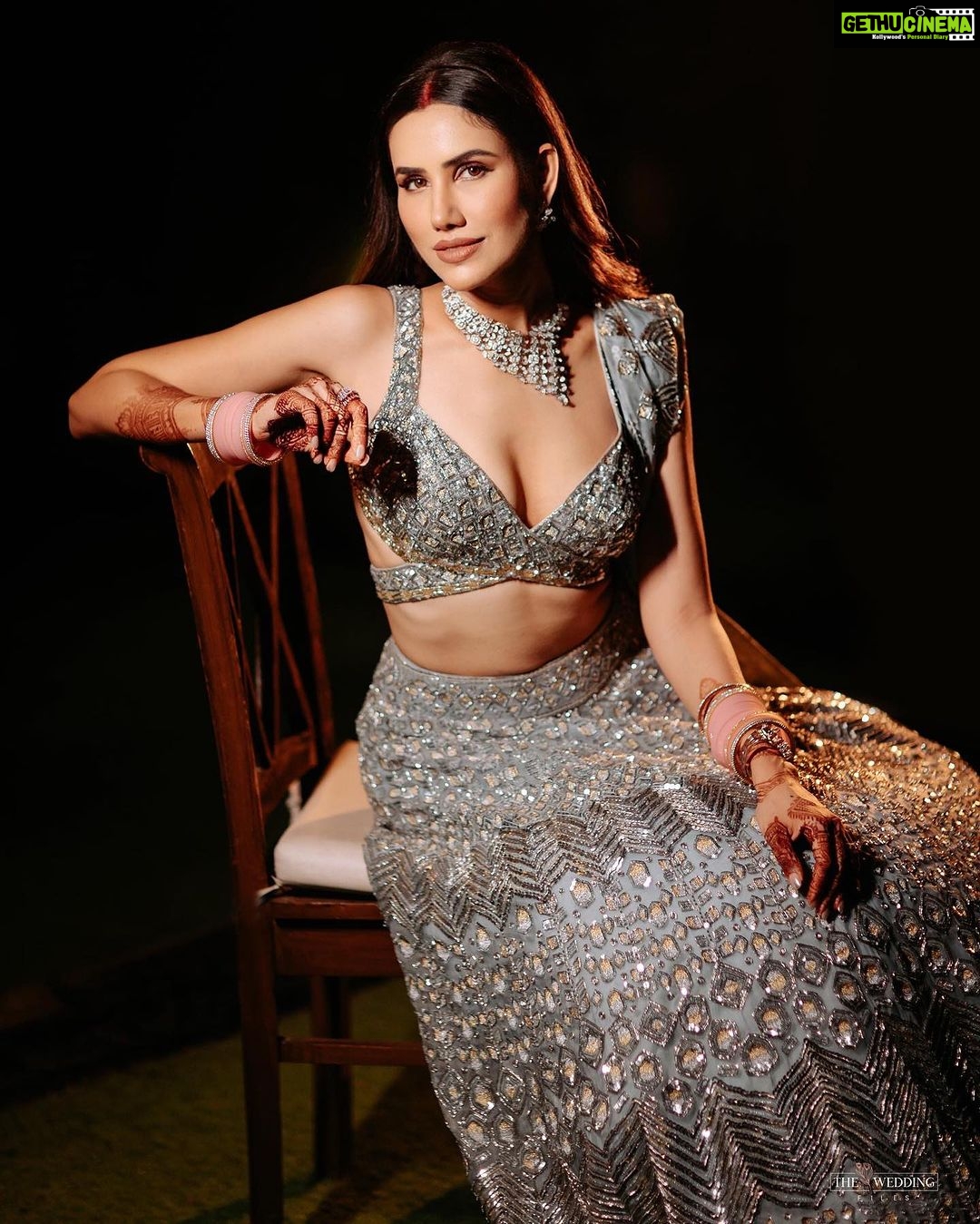 Sonnalli Seygall Instagram - Let’s make this a series ✨ Last pic my fav, for obvious reasons! 🥹 Lehenga @manishmalhotra05 @manishmalhotraworld Jewellery @varunadjani Chooda @raabtabyrahul Mehendi @veenanagda MUH @eshaasikka Stylist @trishadjani Photograph @the_wedding_files Location @gallopsmumbai #memories #throwback #weddingmemories