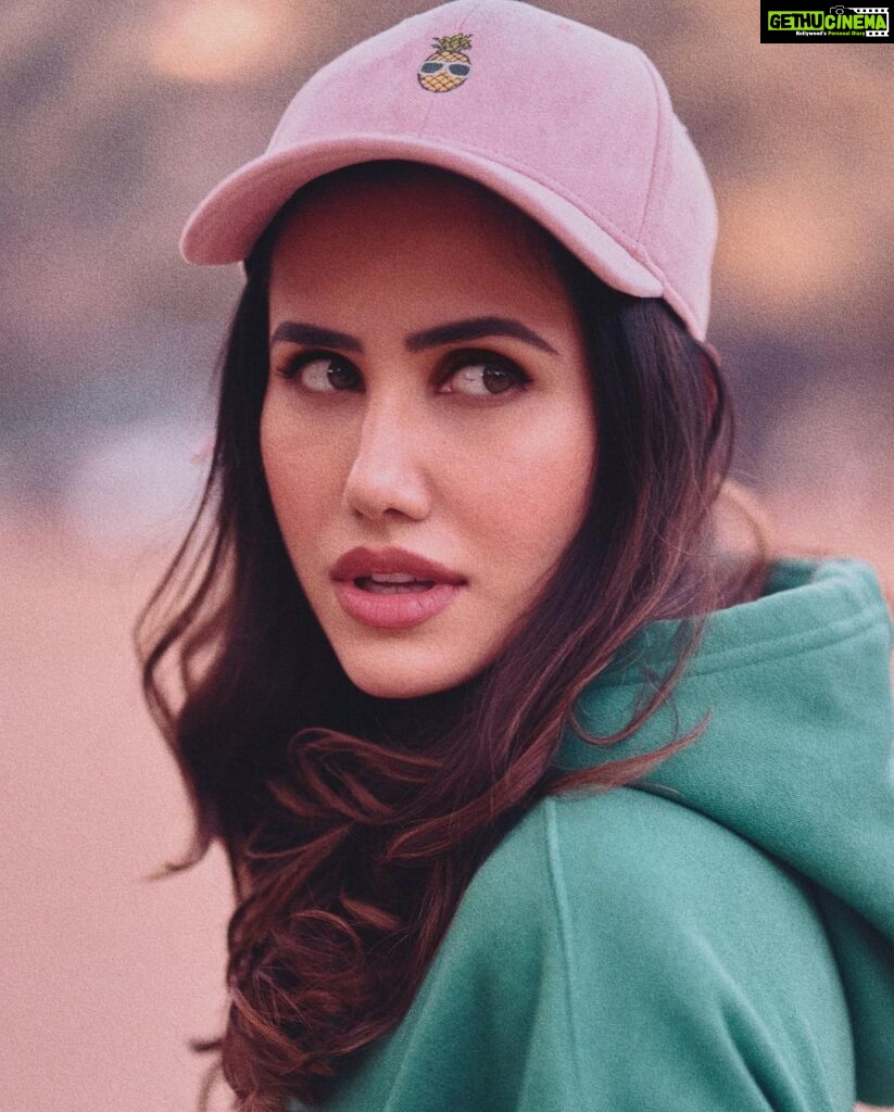 Sonnalli Seygall Instagram - #ｓｕｎｄａｙｍｏｏｄ ☀️ Sunday mood is lazy today- so lazy, that I couldn’t come up with a caption 🥱💁‍♀️ 📸: @dieppj