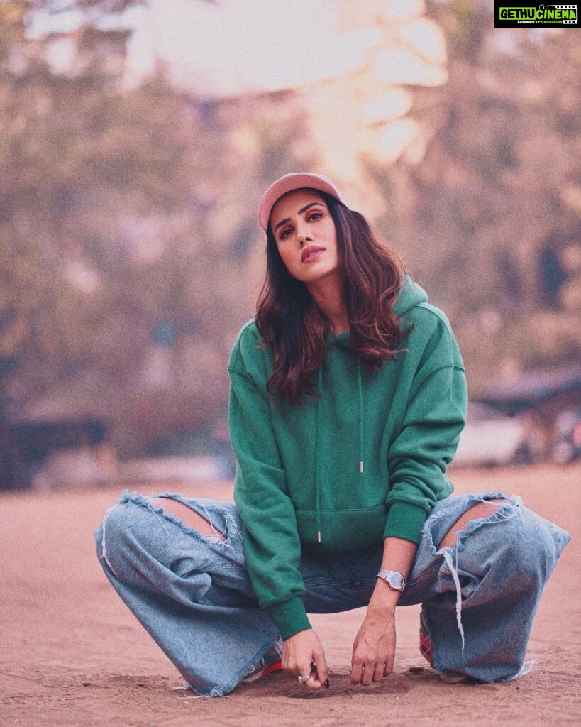 Sonnalli Seygall Instagram - #ｓｕｎｄａｙｍｏｏｄ ☀️ Sunday mood is lazy today- so lazy, that I couldn’t come up with a caption 🥱💁‍♀️ 📸: @dieppj